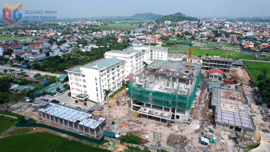 Các khối nhà dự án cải tạo, xây mới Trung tâm Y tế Đông Triều được tập trung triển khai
