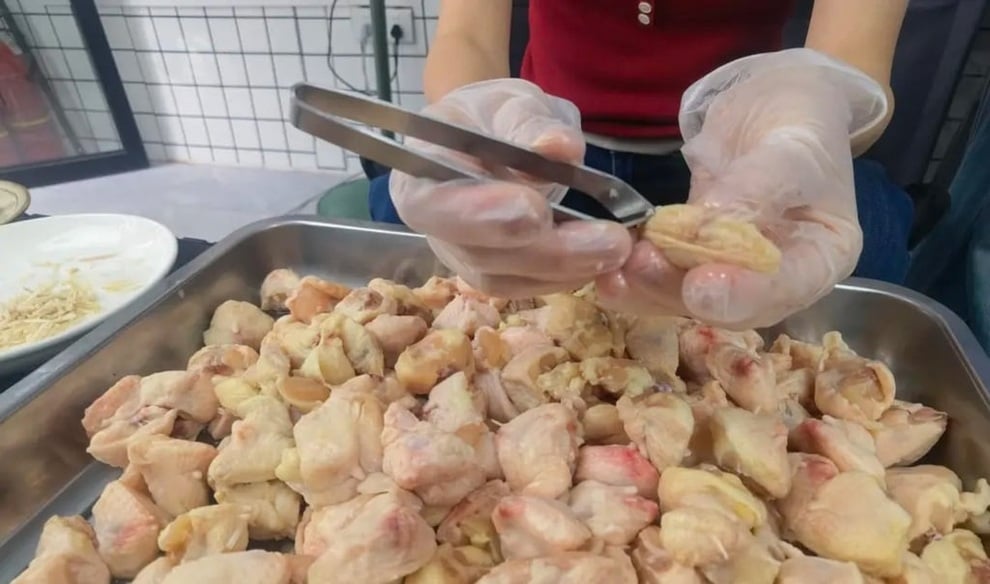 Quán phao câu gà ế ẩm bỗng đắt khách nhờ buổi phát sóng kỳ lạ lúc nửa đêm - 1