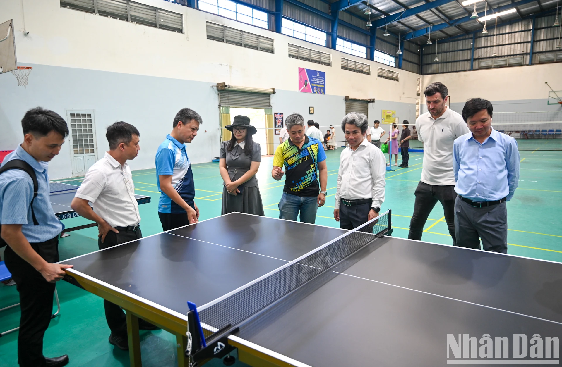 [Photo] Le comité d'organisation du tournoi national de tennis de table du journal Nhan Dan a offert des tables de tennis de table et des livres aux universités de Da Nang photo 12