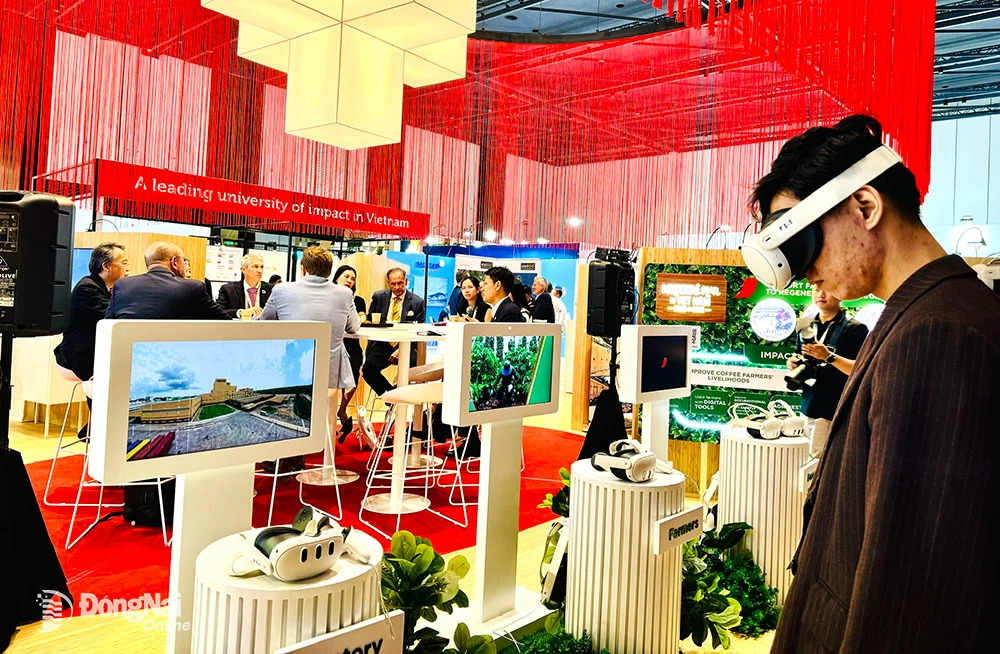 Visitors learn about sustainable coffee farming and the process of turning coffee beans into high-value products using VR 360 technology at the Green Economy Forum and Exhibition (GEFE) 2024 in Ho Chi Minh City. Photo: B.Nguyen