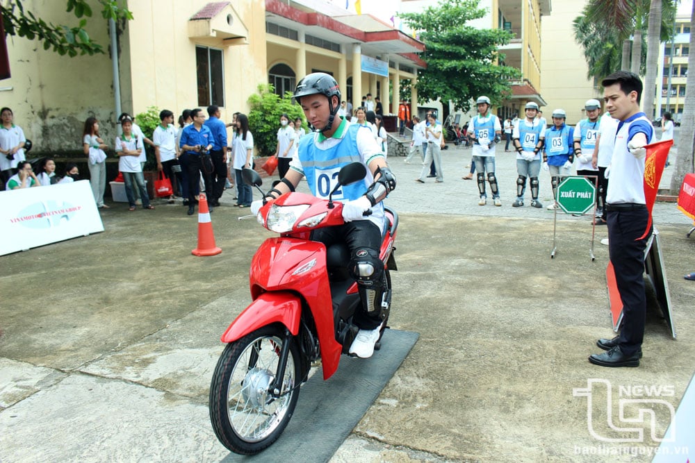 Đoàn viên, thanh niên được hướng dẫn, thực hành kỹ năng lái xe an toàn.