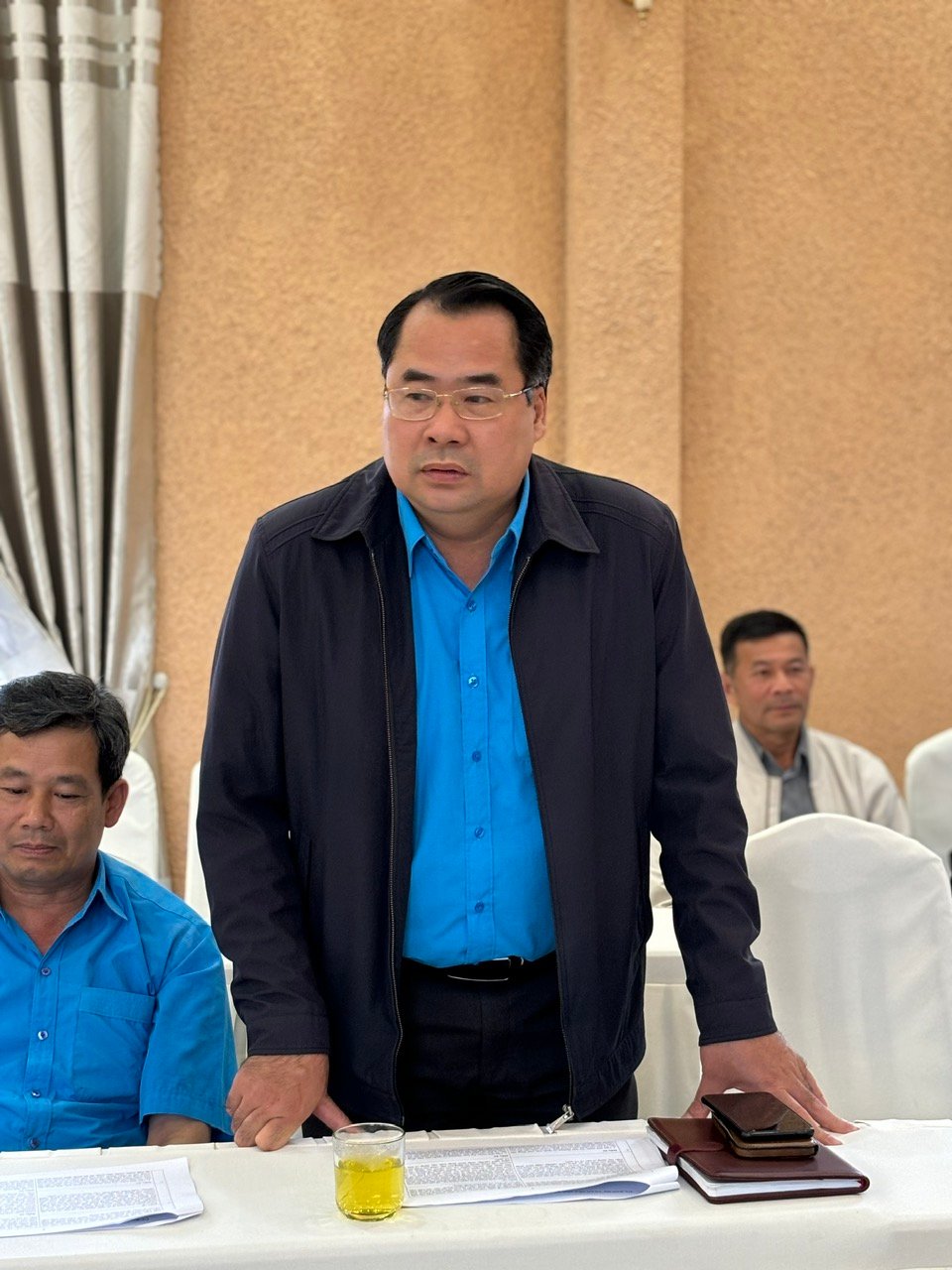សមមិត្ត ផាម ស៊ីថេ ប្រធានសម្ព័ន្ធសហជីពបក្ស បានផ្តល់យោបល់ក្នុងសន្និសីទ