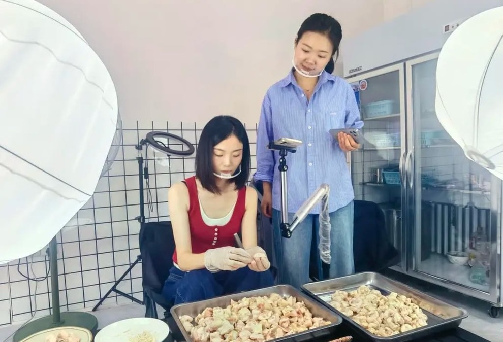 Quán phao câu gà ế ẩm bỗng đắt khách nhờ buổi phát sóng kỳ lạ lúc nửa đêm - 2