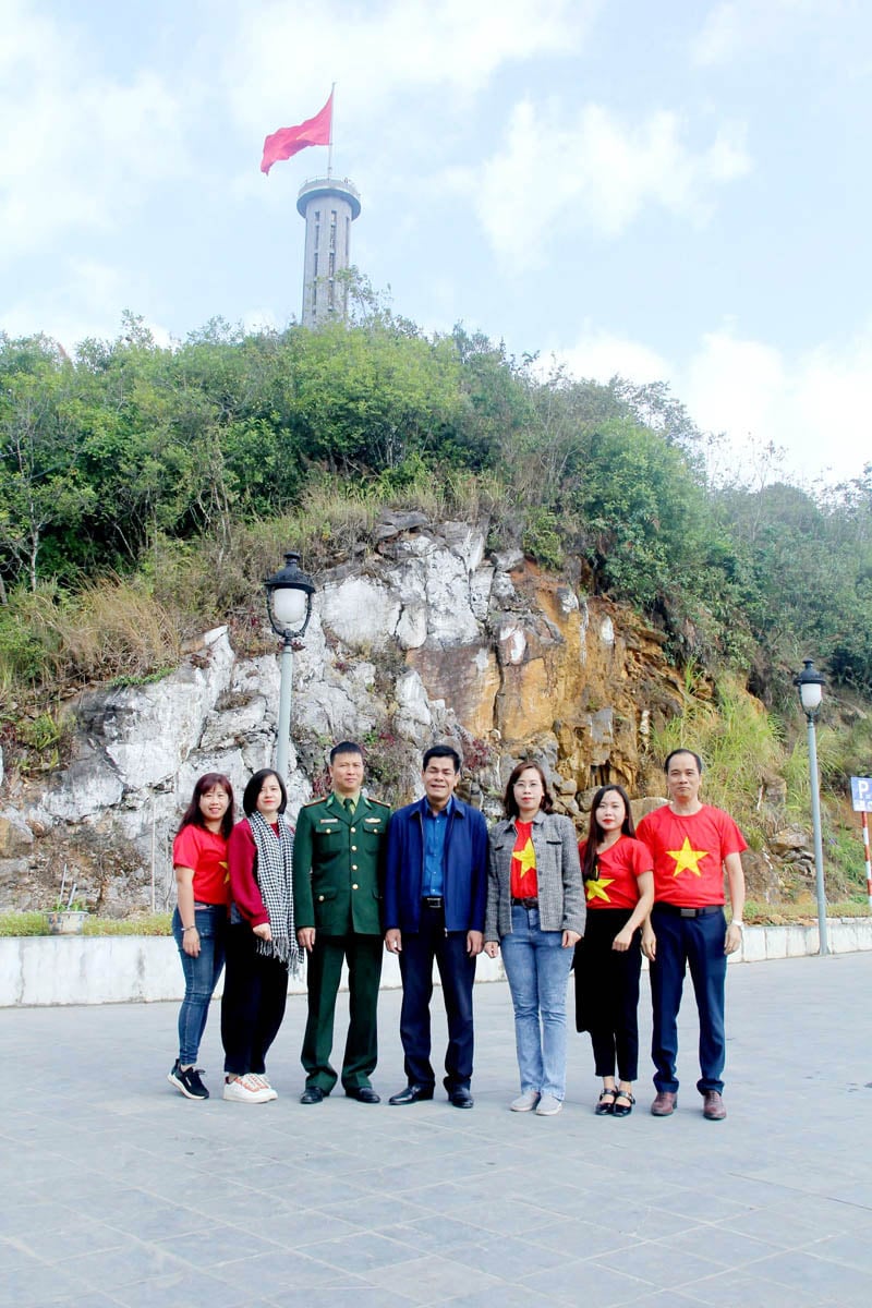 Đoàn công tác của Hội Nhà báo tỉnh Vĩnh Phúc tham quan, chụp ảnh tại Cột cờ Quốc gia Lũng Cú (xã Lũng Cú, huyện Đồng Văn, tỉnh Hà Giang)