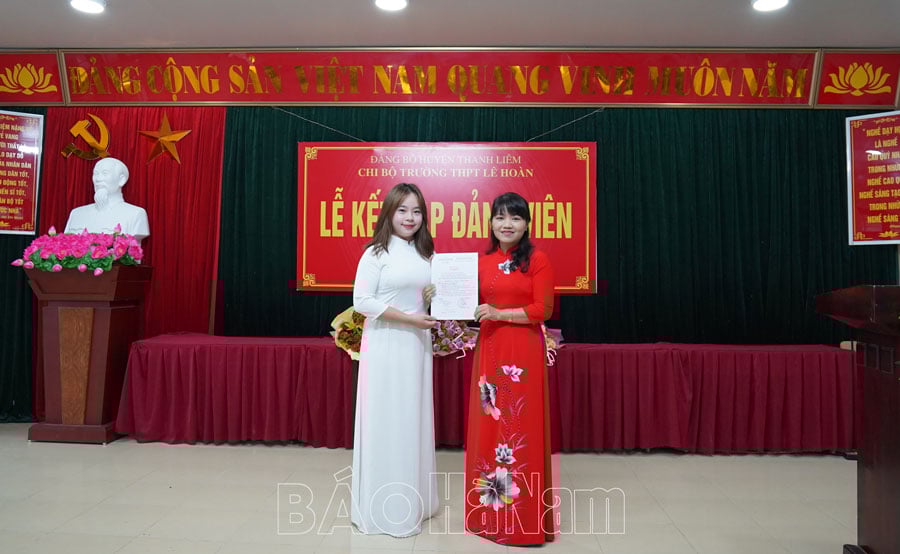 វិទ្យាល័យ Le Hoan ទទួលសិស្សថ្នាក់ទី 12 ចំនួន 3 នាក់ឱ្យចូលរួមក្នុងពិធីជប់លៀង