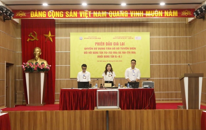 Đấu giá thành công khối băng tần B2-B2’ (thuộc băng tần 700 MHz): Bước tiến quan trọng hiện thực hóa mục tiêu phát triển hạ tầng số theo Nghị quyết 57-NQ/TW - Ảnh 1.