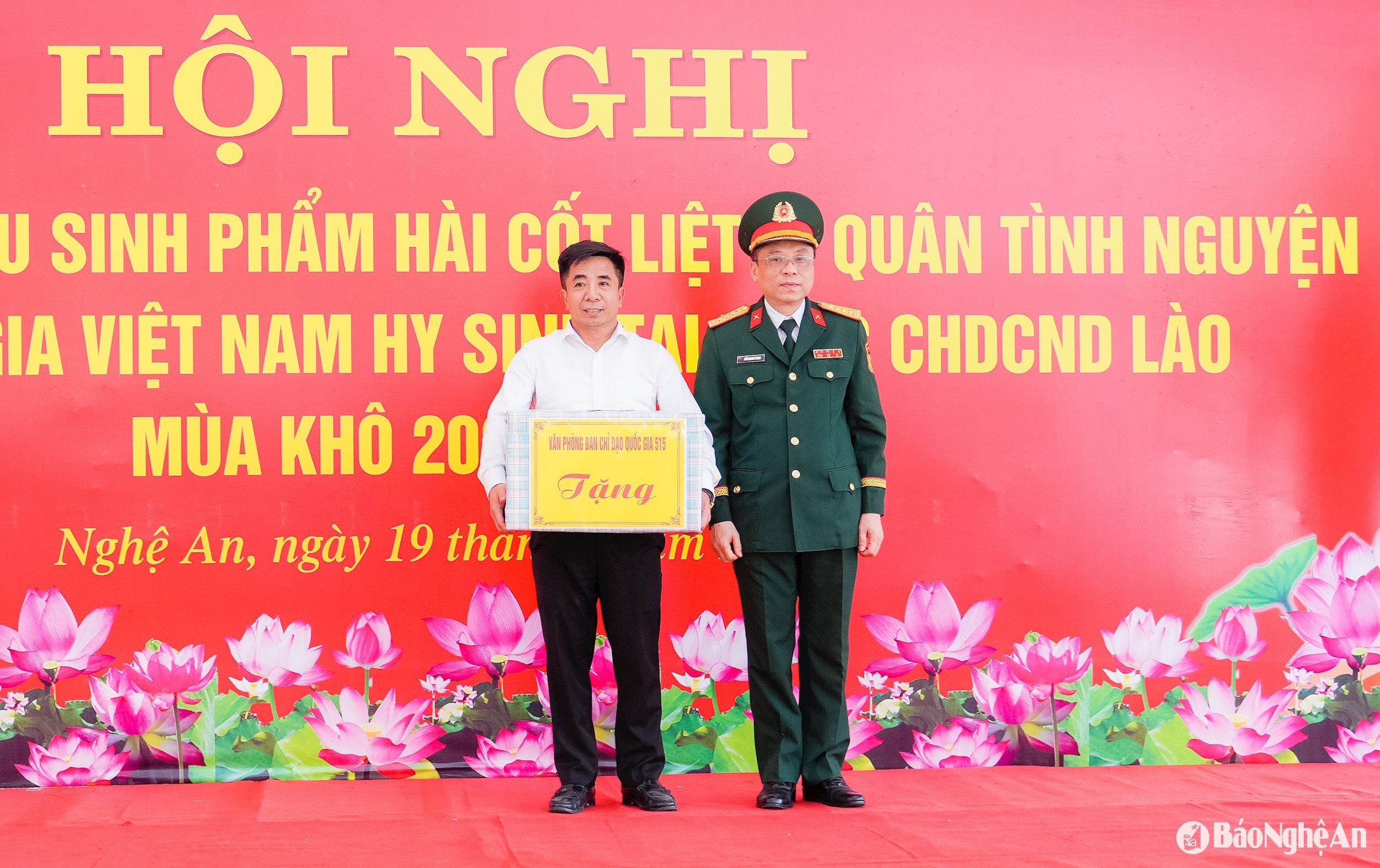 គណៈប្រតិភូគណៈកម្មាធិការជាតិដឹកនាំលេខ ៥១៥ ជូនអំណោយដល់តំណាងគណៈគ្រប់គ្រងទីបញ្ចុះសពទុក្ករជនស្រុក Nghi Loc។ រូបថត៖ Pham Bang