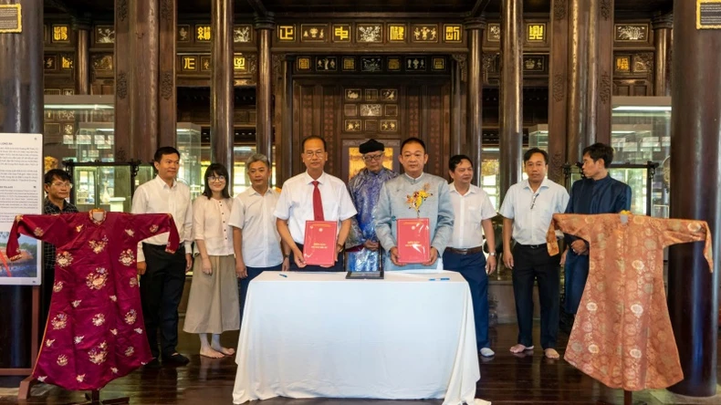 Trao tặng 2 chiếc áo dài của Hoàng Thái hậu Từ Cung cho Trung tâm Bảo tồn di tích cố đô Huế ảnh 2