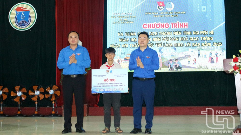 Đại diện Ban Tổ chức chương trình trao tặng kinh phí xây dựng ngôi nhà khăn quàng đỏ cho đội viên có hoàn cảnh khó khăn
