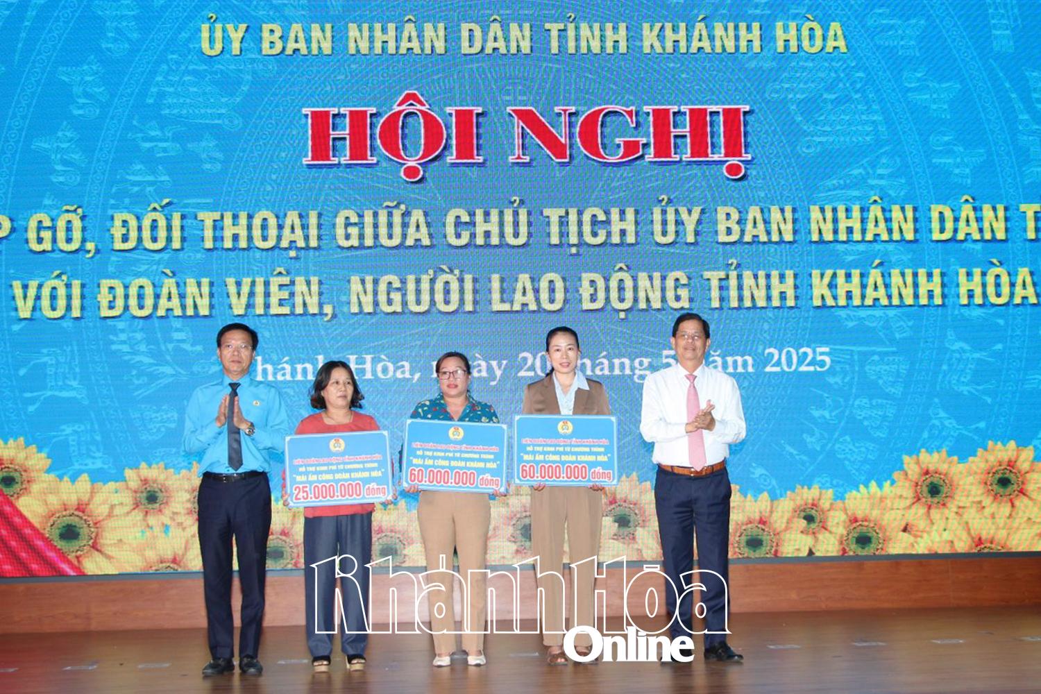 Chủ tịch UBND tỉnh Nguyễn Tấn Tuân và lãnh đạo Liên đoàn Lao động tỉnh trao kinh phí hỗ trợ xây, sửa mái ấm cho đoàn viên, người lao động.

