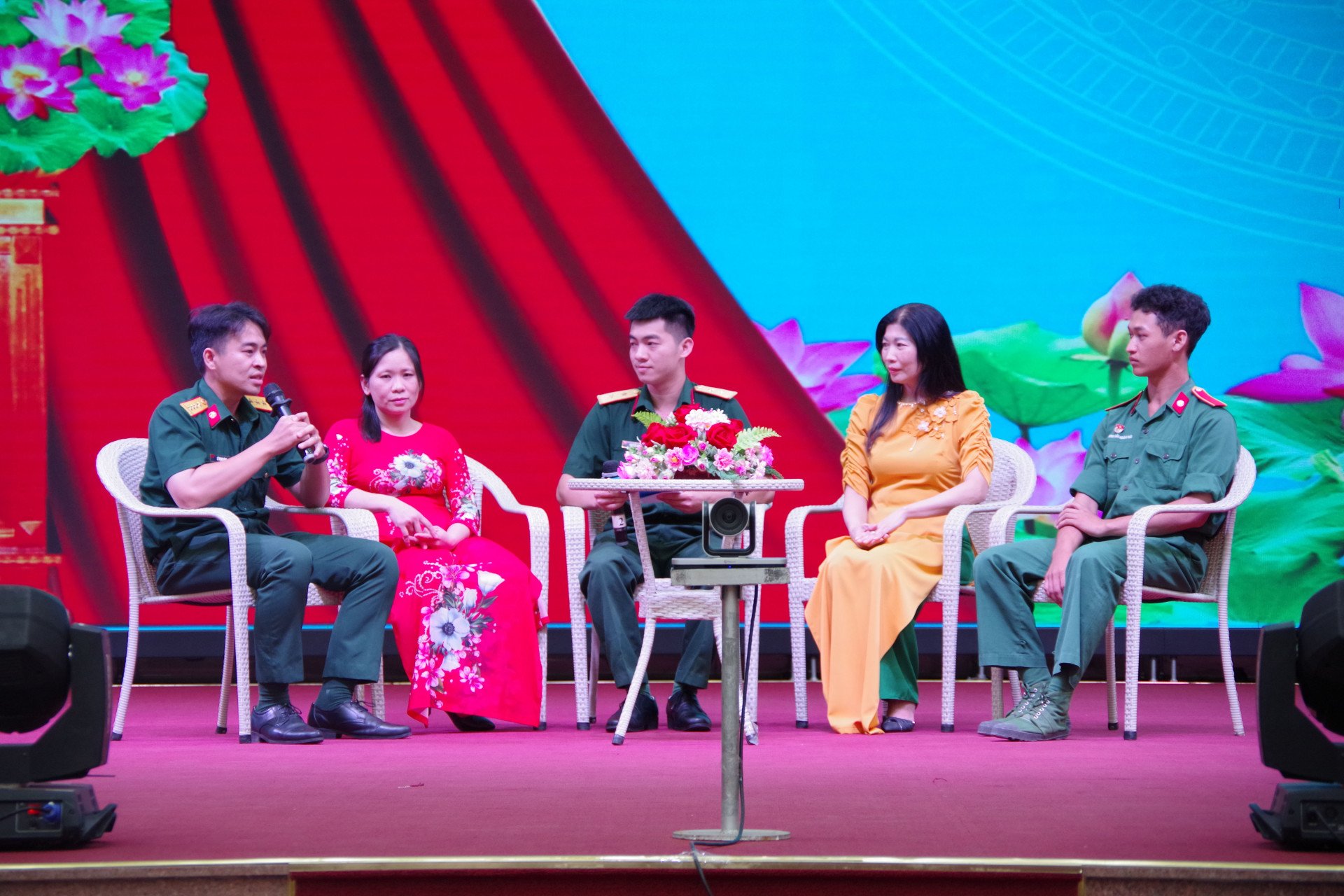 Giao lưu các điển hình tiên tiến.