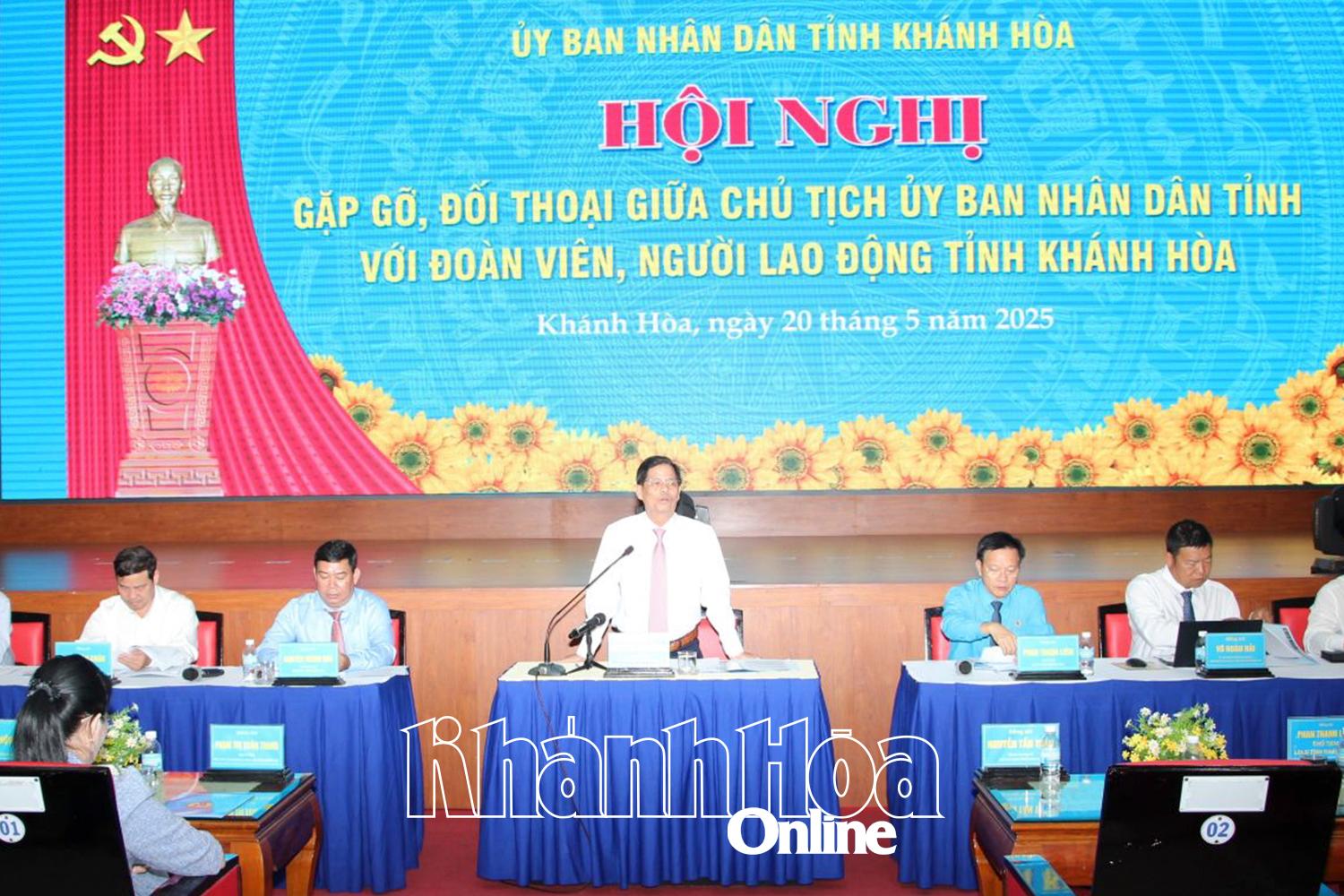 Chủ tịch UBND tỉnh Nguyễn Tấn Tuân chủ trì hội nghị gặp gỡ, đối thoại.
