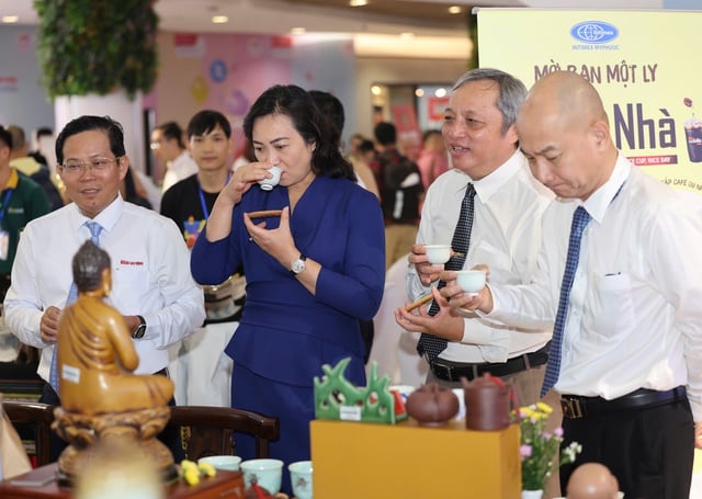 Bà Phan Thị Thắng tham quan gian hàng tại Chương trình 