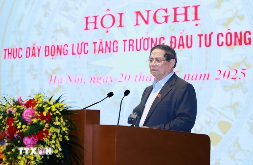 នាយករដ្ឋមន្ត្រី Pham Minh Chinh ថ្លែងសុន្ទរកថាបើកសន្និសីទស្តីពីការជំរុញសក្ដានុពលកំណើនវិនិយោគសាធារណៈឆ្នាំ ២០២៥។ (រូបថត៖ Duong Giang/VNA)