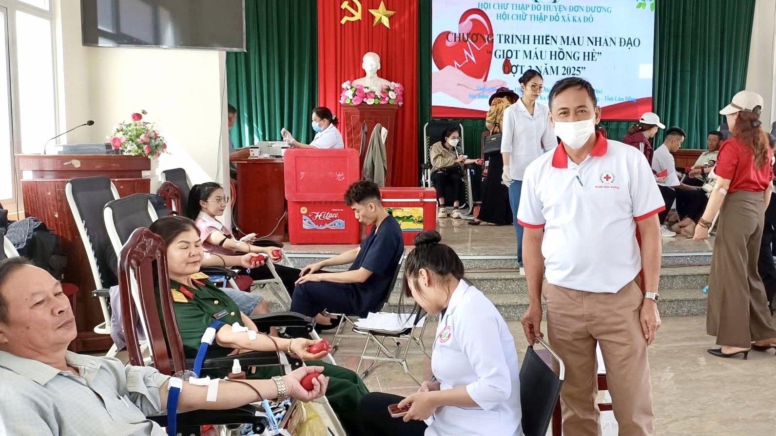 Nhiều người tình nguyện tham gia hiến máu tại xã Ka Đô, huyện Đơn Dương