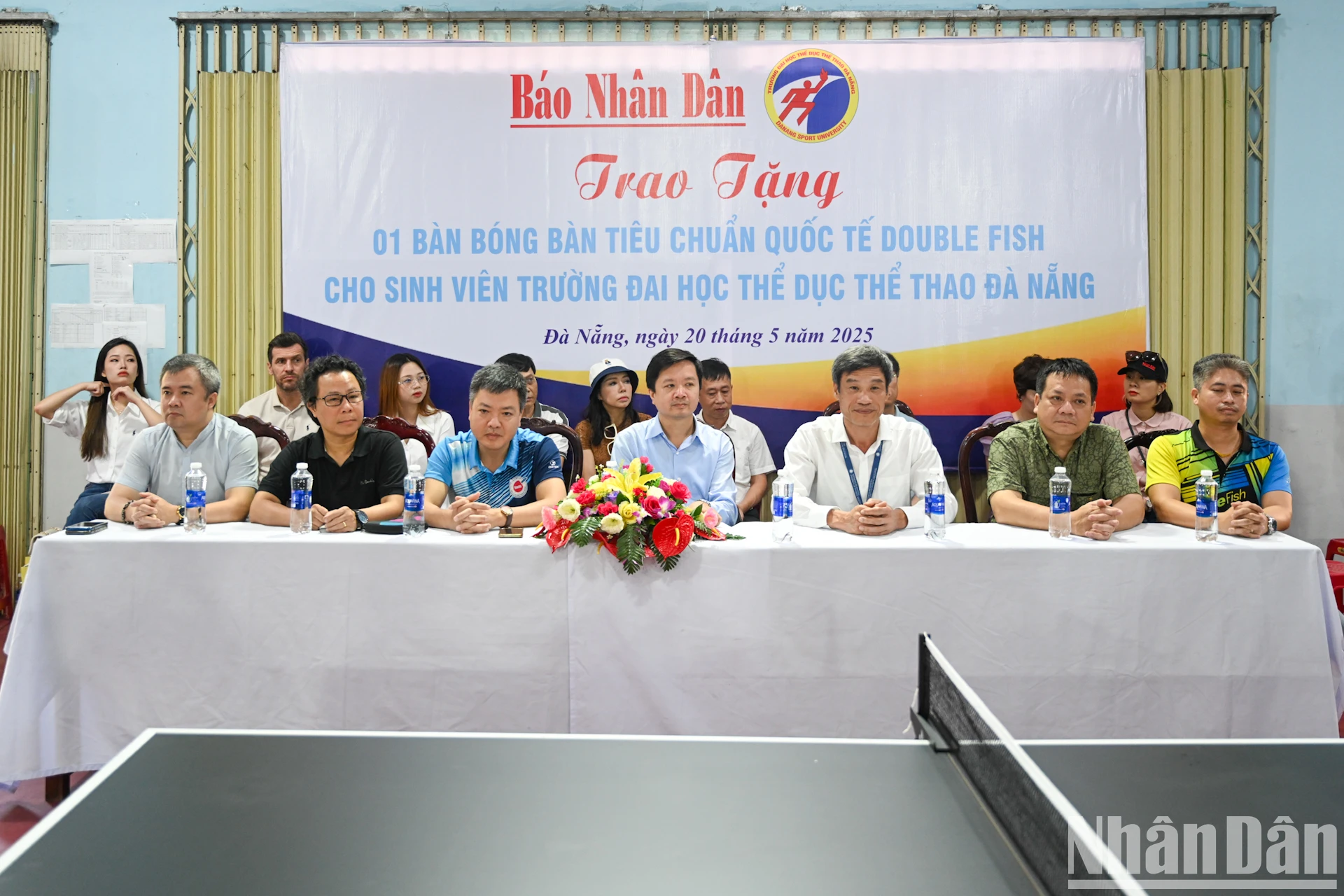 [Photo] Le comité d'organisation du tournoi national de tennis de table du journal Nhan Dan a offert des tables et des livres de tennis de table aux universités de Da Nang photo 1