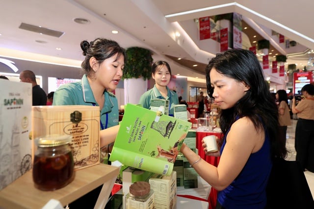 Bà Phan Thị Thắng tham quan gian hàng tại Chương trình 