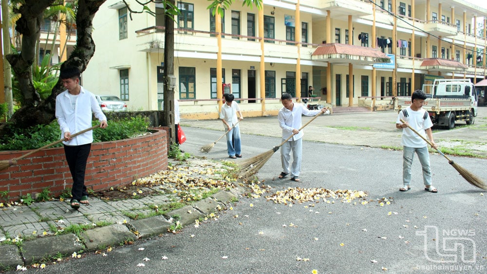 Đoàn viên, thanh niên tham gia tổng vệ sinh khuôn viên sân trường.