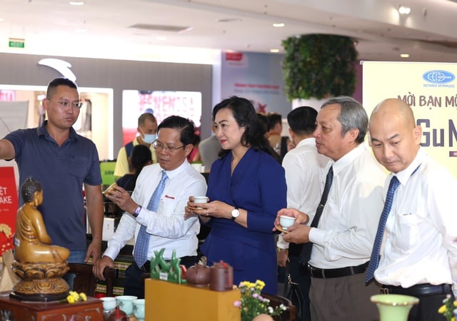 Bà Phan Thị Thắng tham quan gian hàng tại Chương trình 