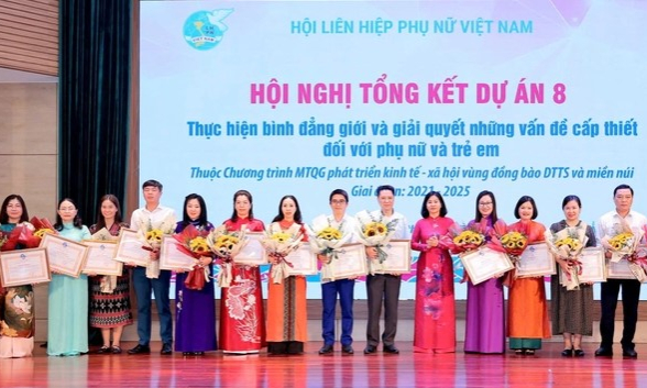 Ha Quang District Department of Education and Training was commended for implementing Project 8 - Cao Bang Electronic Newspaper
