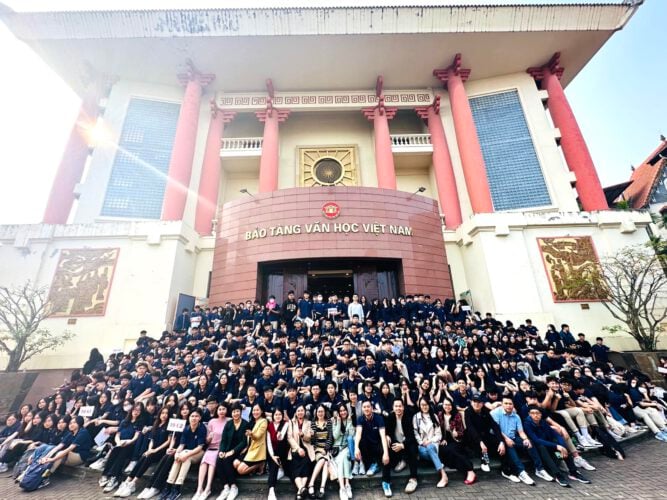 10th graders-newton-learn-literature-at-vietnamese-literature-museum.jpg