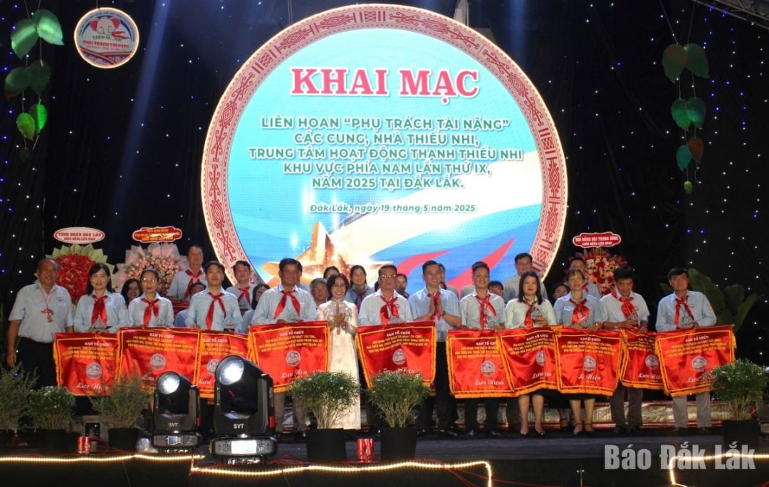 អង្គភាព​ដែល​ចូល​រួម​ទទួល​បាន​ទង់​វត្ថុ​អនុស្សាវរីយ៍​ពី​គណៈកម្មាធិការ​រៀបចំ។