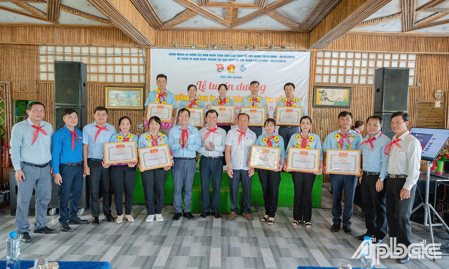 Tỉnh đoàn Tiền Giang trao Bằng khen cho 11 giáo viên trẻ tiêu biểu đạt giải thưởng “Cánh én hồng” tỉnh Tiền Giang năm học 2024 - 2025. 
