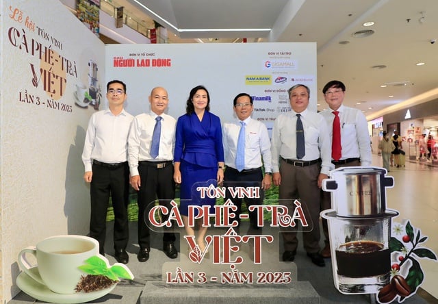 Bà Phan Thị Thắng tham quan gian hàng tại Chương trình 