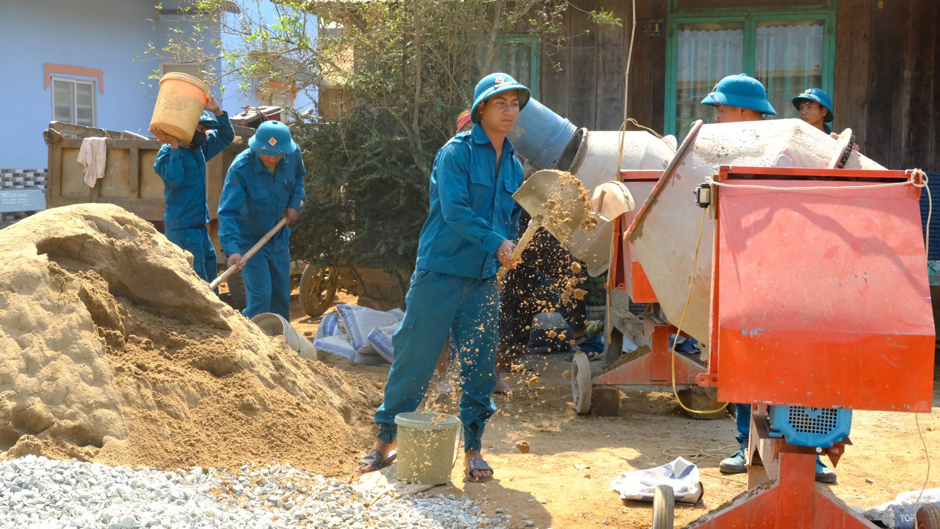 Huyện Di Linh tổ chức đợt công tác dân vận tập trung tại xã Tam Bố, hỗ trợ người dân xây sân xi măng
