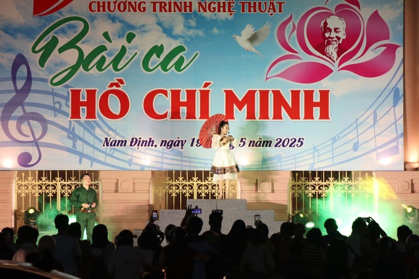 Các tiết mục ca - múa - nhạc trình diễn tại chương trình có nội dung sâu sắc, ca ngợi công lao to lớn của Chủ tịch Hồ Chí Minh.