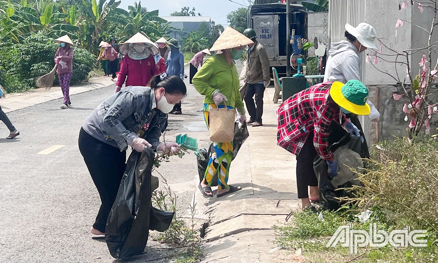 A large number of cadres and women's union members joined the sanitation campaign in My Phuoc Town, Tan Phuoc District.