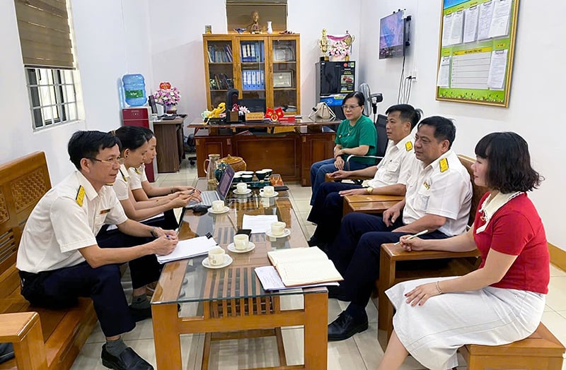 Đội thuế liên huyện Đồng Hới-Quảng Ninh hướng dẫn thực hiện chính sách thuế tại Trường tiểu học Lộc Ninh.