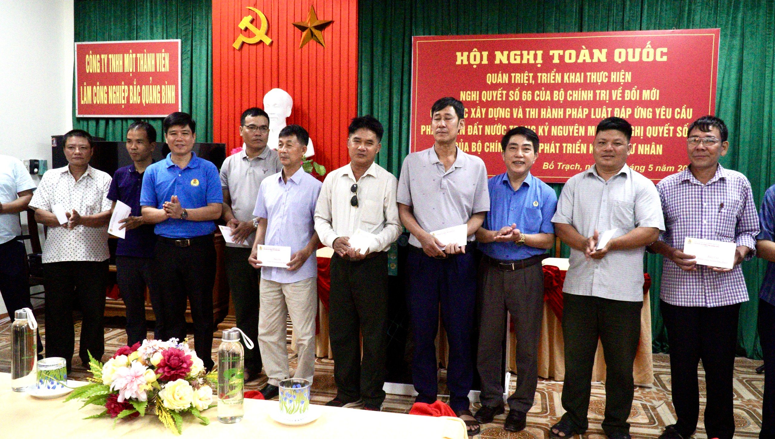 អញ្ជើញជួបសំណេះសំណាល និងផ្តល់អំណោយដល់កម្មករ នៅក្រុមហ៊ុនឧស្សាហកម្មព្រៃឈើ Bac Quang Binh។