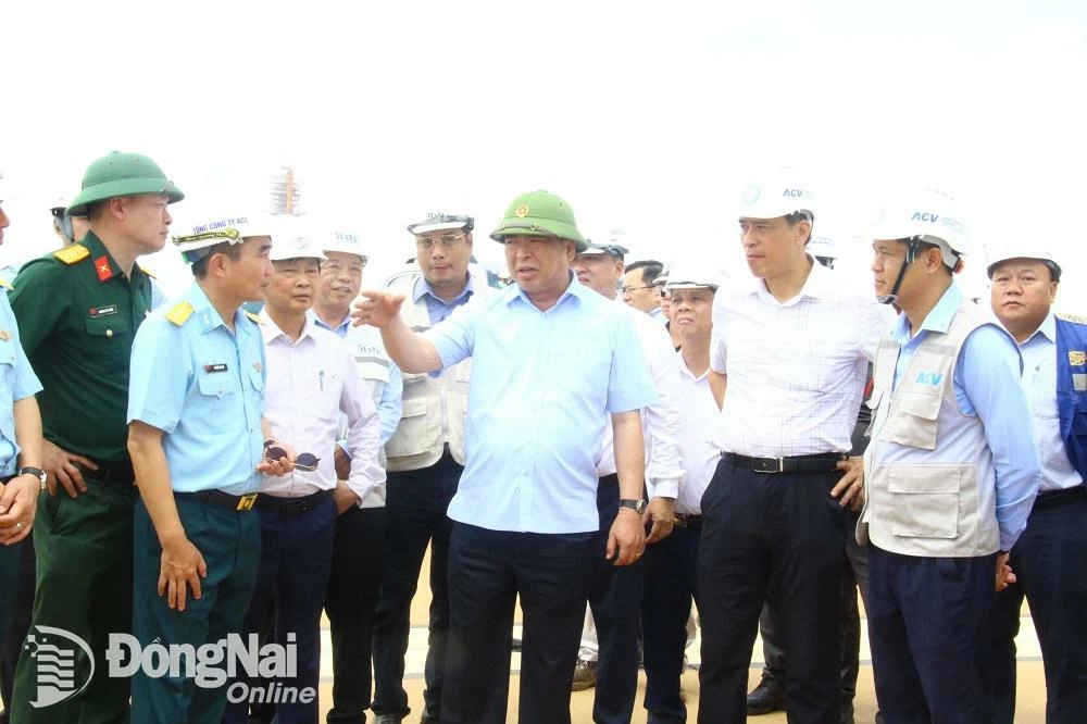 Minister of Construction Tran Hong Minh discussed with investors and contractors of Long Thanh Airport Project. Photo: Pham Tung