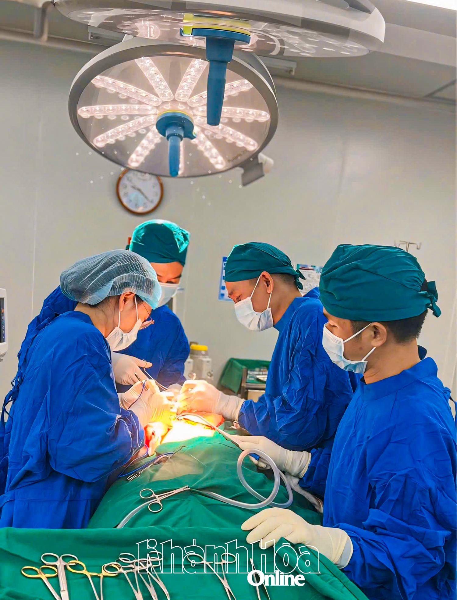 Ê kíp bác sĩ Bệnh viện Ung bướu tỉnh thực hiện kỹ thuật xoay vạt da tại chỗ tái tạo vú cho bệnh nhân.