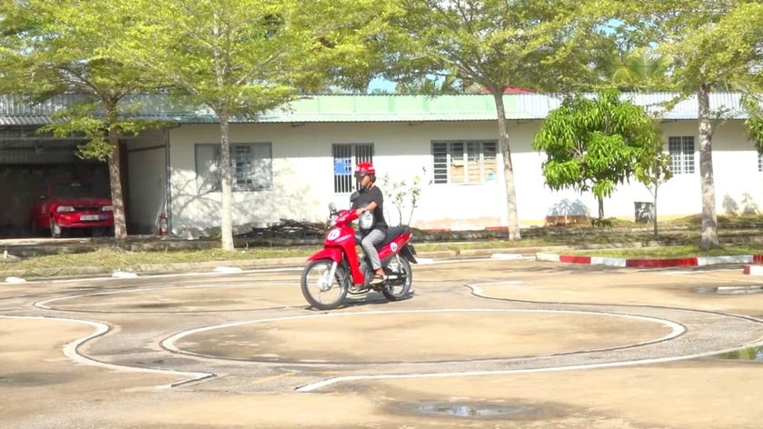 Các thí sinh dự thi phần lý thuyết và thi thực hành hạng A1.