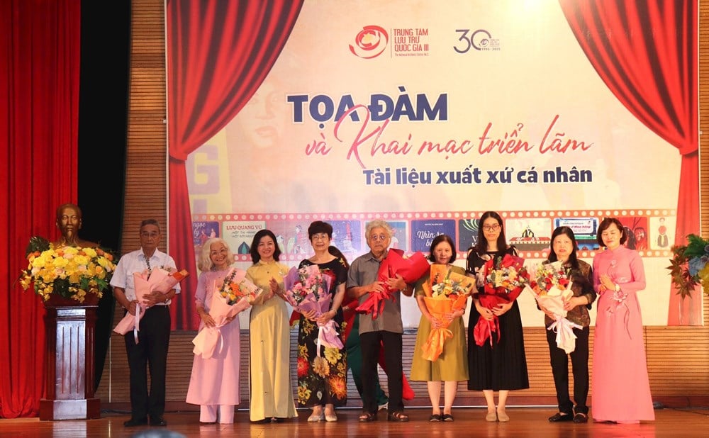 Tài liệu lưu trữ quý hiếm về những gương mặt tiêu biểu  - ảnh 2