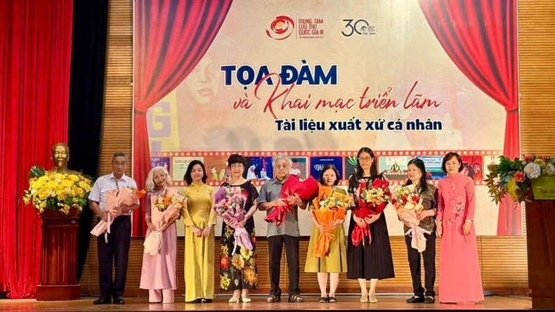약 200여 점의 전형적인 아티스트 사진과 아카이브를 전시합니다. 사진 1