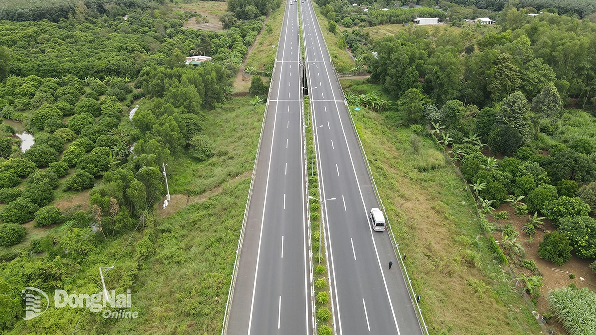 ផ្លូវ Dau Giay - Tan Phu Expressway  នៅពេលបញ្ចប់ការសាងសង់នឹងភ្ជាប់ទៅ  ផ្លូវល្បឿនលឿនទីក្រុងហូជីមិញ  - ឡុង ថាញ់ - ដាវ យៃ។ បណ្ណសាររូបថត