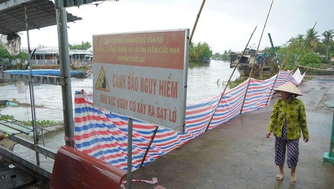 ហេតុការណ៍​បាក់​ដី​នៅ​ច្រាំង​ទន្លេ O Mon ដែល​បាន​លិច​ផ្ទះ​ប្រជាពលរដ្ឋ​មួយ​ខ្នង​នៅ​ឃុំ Tan Thanh ស្រុក Thoi Lai ទីក្រុង Can Tho នា​ថ្ងៃ​ទី ២០ ខែ​ឧសភា ឆ្នាំ ២០២៥។ (រូបថត៖ VNA)