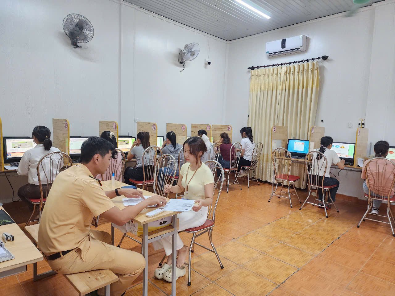 Quang Tri Traffic Police organizes driving test and licenses for the first time