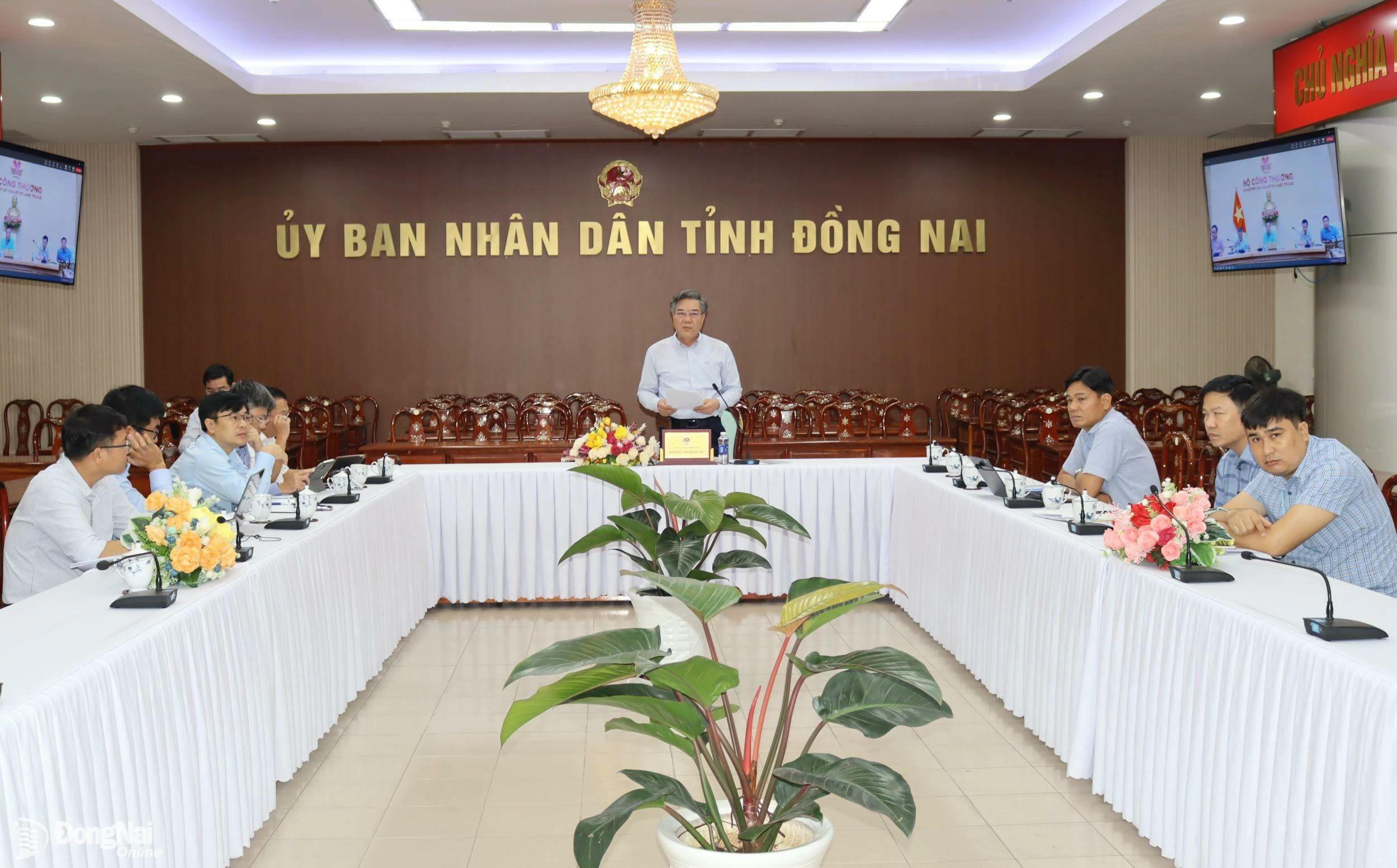 Phó chủ tịch UBND tỉnh Dương Minh Dũng phát biểu tại cuộc họp. Ảnh: Hoàng Lộc