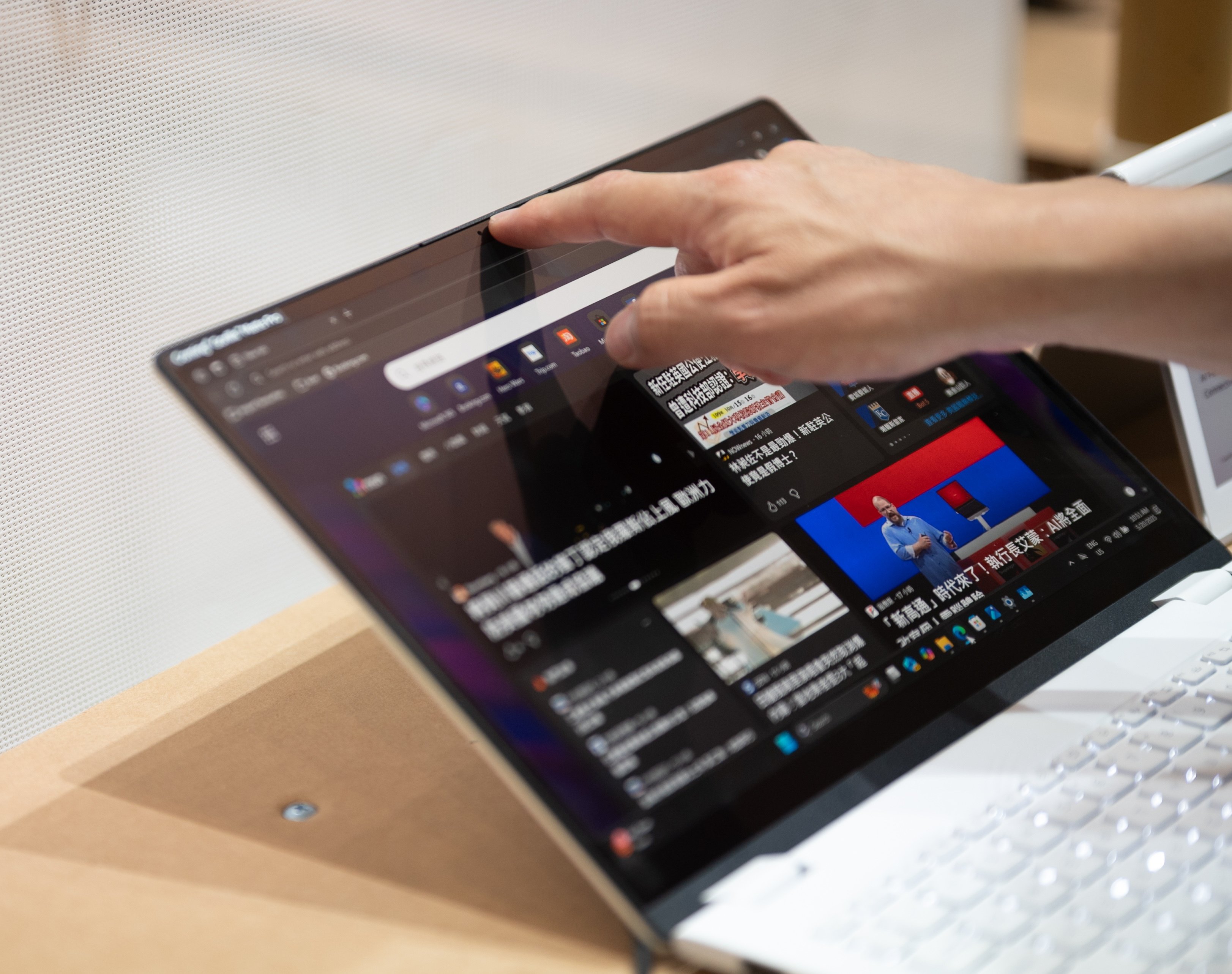 laptop man hinh chong choi anh 1