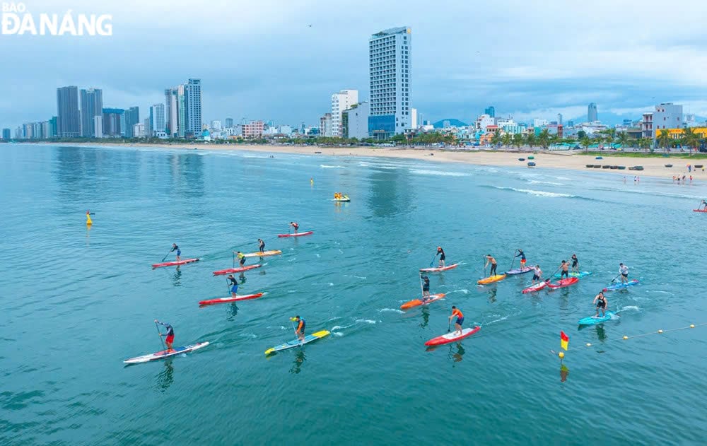 Du khách trải nghiệm hoạt động chèo SUP tại biển Đà Nẵng. Ảnh: NGỌC HÀ