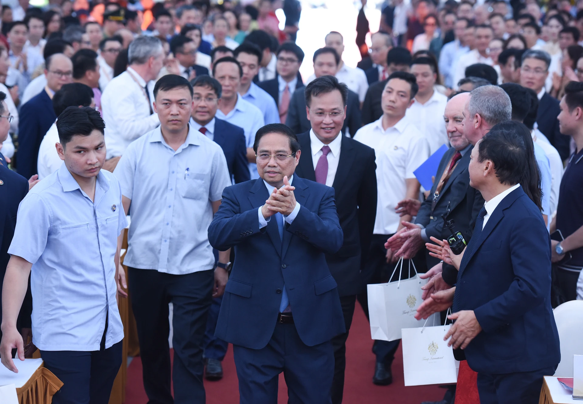 [រូបថត] នាយករដ្ឋមន្ត្រី Pham Minh Chinh ចូលរួមពិធីបើកការដ្ឋានសាងសង់គម្រោង Trump International Hung Yen រូបថត 1