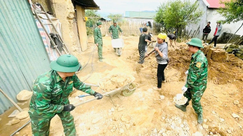 ទាហាន​ការពារ​ព្រំដែន​ជិត ៧០០​នាក់ ជួយ​រុះរើ​ផ្ទះ​បណ្ដោះអាសន្ន​រូបថត ១