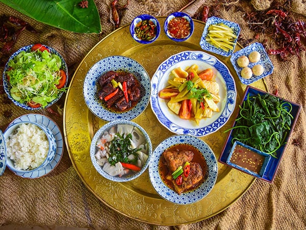 Món “Cơm Mâm Đồng” được phục vụ tại nhà hàng Café Indochine.