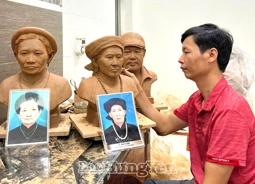 Nghệ nhân Dương Văn Tập tạc mẫu theo ảnh