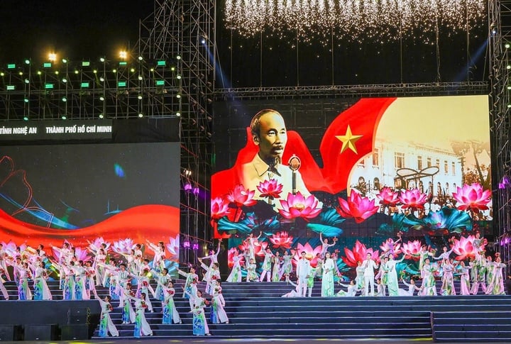 2025 로터스 빌리지 페스티벌은 특별 예술 프로그램으로 다양한 특별 공연으로 마무리되었습니다. (사진: 응에안 포털)