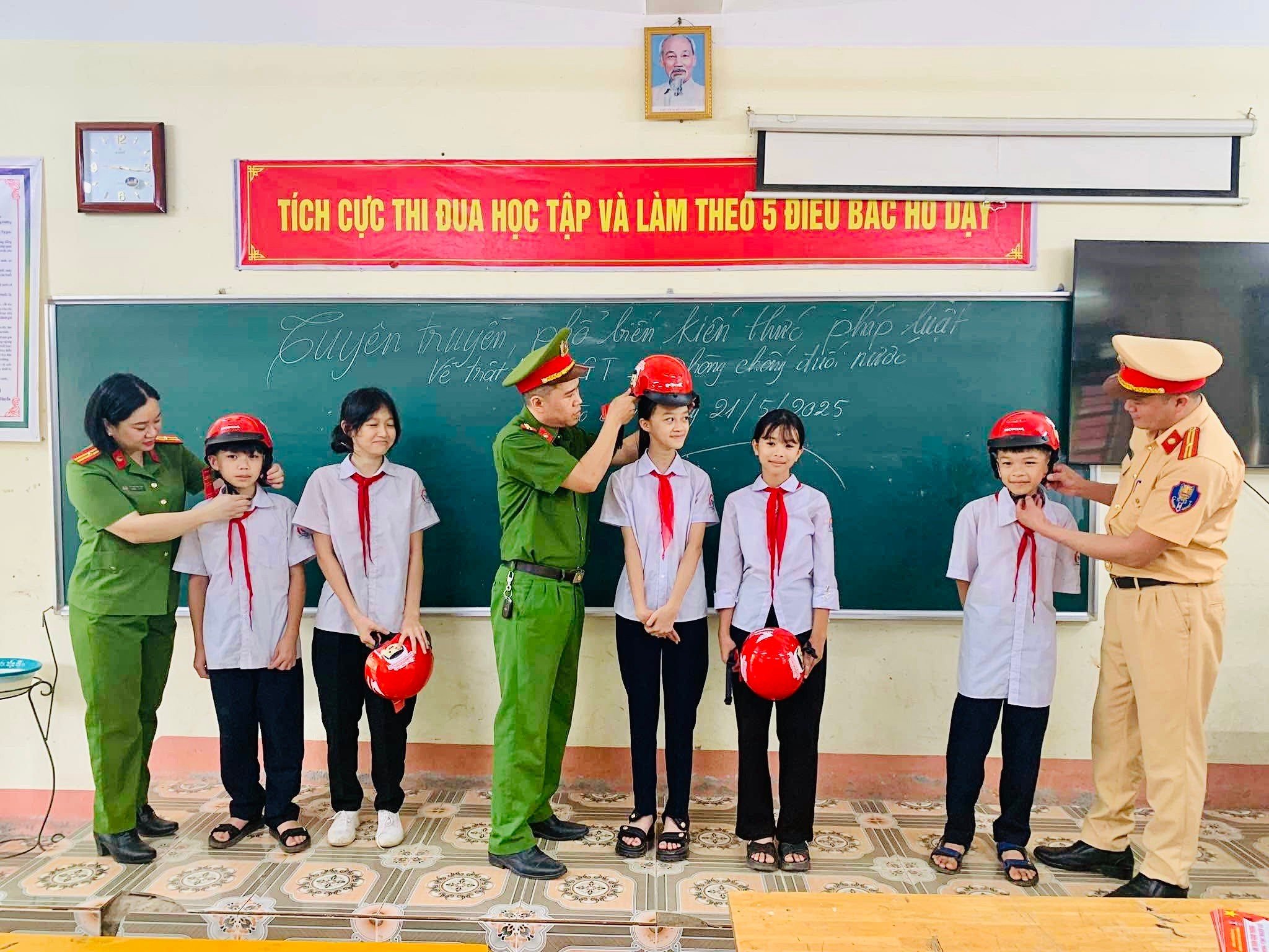 anh-4-huong-dan-ky-nang-doi-mu-bao-hiem-dung-quy-cach-cho-hoc-sinh-3.jpg
